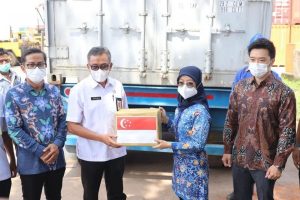 Sekda Batam, Jefridin Hamid, menerima 60 ribu dosis vaksin AstraZeneca bantuan Pemerintah Singapura.