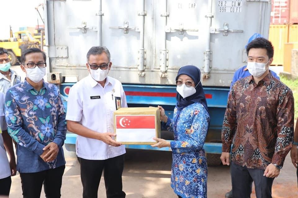 Sekda Batam, Jefridin Hamid, menerima 60 ribu dosis vaksin AstraZeneca bantuan Pemerintah Singapura.