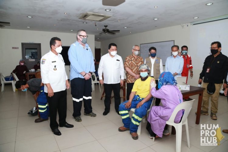 Gubernur Kepri Ansar Ahmad meninjau vaksinasi Covid-19 di kawasan Mc Dermott di Batu Ampar, Batam, Kamis (16/9/2021).