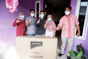 bright PLN Batam menyerahkan hadiah utama kepada pemenang Program Apresiasi Pelanggan Pembayaran Listrik Tercepat Triwulan II tahun 2021.