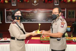 Kapolresta Barelang AKBP Yos Guntur didampingi Ibu Asuh Polwan Daisy Yos Guntur menghadiri puncak HUT ke-73 Polwan pada 1 September 2021 secara virtual. Kapolresta Barelang AKBP Yos Guntur didampingi Ibu Asuh Polwan Daisy Yos Guntur menghadiri puncak HUT ke-73 Polwan pada 1 September 2021 secara virtual.