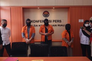 Seorang perempuan berinisial FD (45) dan dua laki-laki RS (47) serta H alias A (39) diamankan oleh Subdit 2 Eksus Dit Reskrimsus Polda Kepri atas tindak pidana pencucian uang.