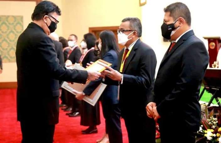 Sekretaris Daerah (Sekda) Kota Batam, Jefridin, meraih prestasi istimewa dalam Pelatihan Kepemimpinan Nasional Tingkat I angkatan XLIX tahun 2021.