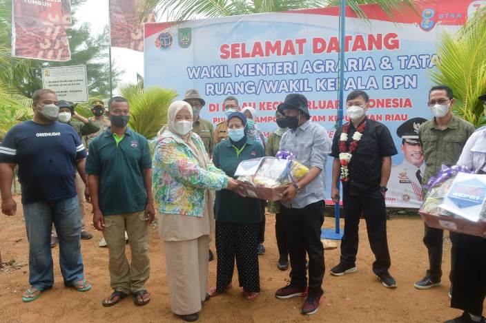 Wagub Marlin saat mendampingi Kunker Wamen Agraria dan Tata Ruang / Wakil Kepala BPN di Pulau Terluar Indonesia Pulau Pelampong, Kecamatan Belakang Padang Kota Batam, Kamis (2/9/2021).