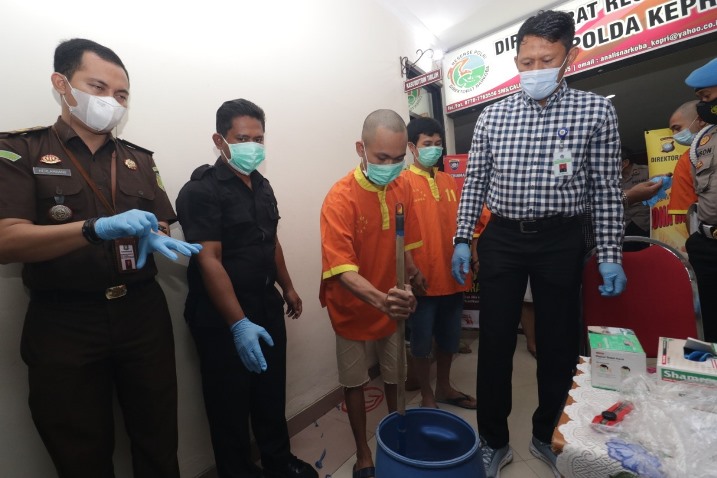 Polda Kepri memusnahkan sebanyak 720.5 gram narkotika jenis sabu.