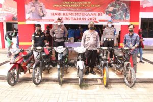 Barang bukti motor curian dalam kasus curanmor dipajang di Halaman Mapolsek Bengkong, Sabtu (4/9/2021).