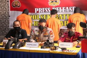 Kapolsek Batuaji Kompol Daniel Ganjar Kristanto didampingi Kasi Humas Iptu Tigor Sidabariba, dan Kanit Reskrim Ipda Budi Santosa menggelar konferensi pers mengungkap kasus pencurian sepeda motor (Curanmor) di Mapolsek Batuaji, Selasa (7/9/2021).