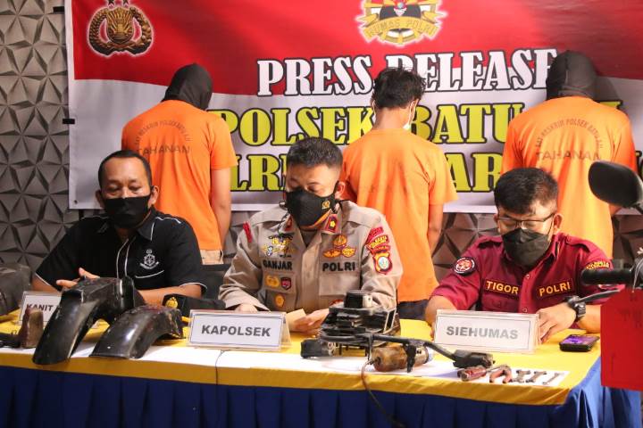 Kapolsek Batuaji Kompol Daniel Ganjar Kristanto didampingi Kasi Humas Iptu Tigor Sidabariba, dan Kanit Reskrim Ipda Budi Santosa menggelar konferensi pers mengungkap kasus pencurian sepeda motor (Curanmor) di Mapolsek Batuaji, Selasa (7/9/2021).