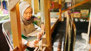 Ketua Persit Kartika Candra Kirana (KCK) Koorcab Rem 033/WP, Erlin Jimmy Ramoz Manalu mengunjungi Pulau Ngenang, Kota Batam.