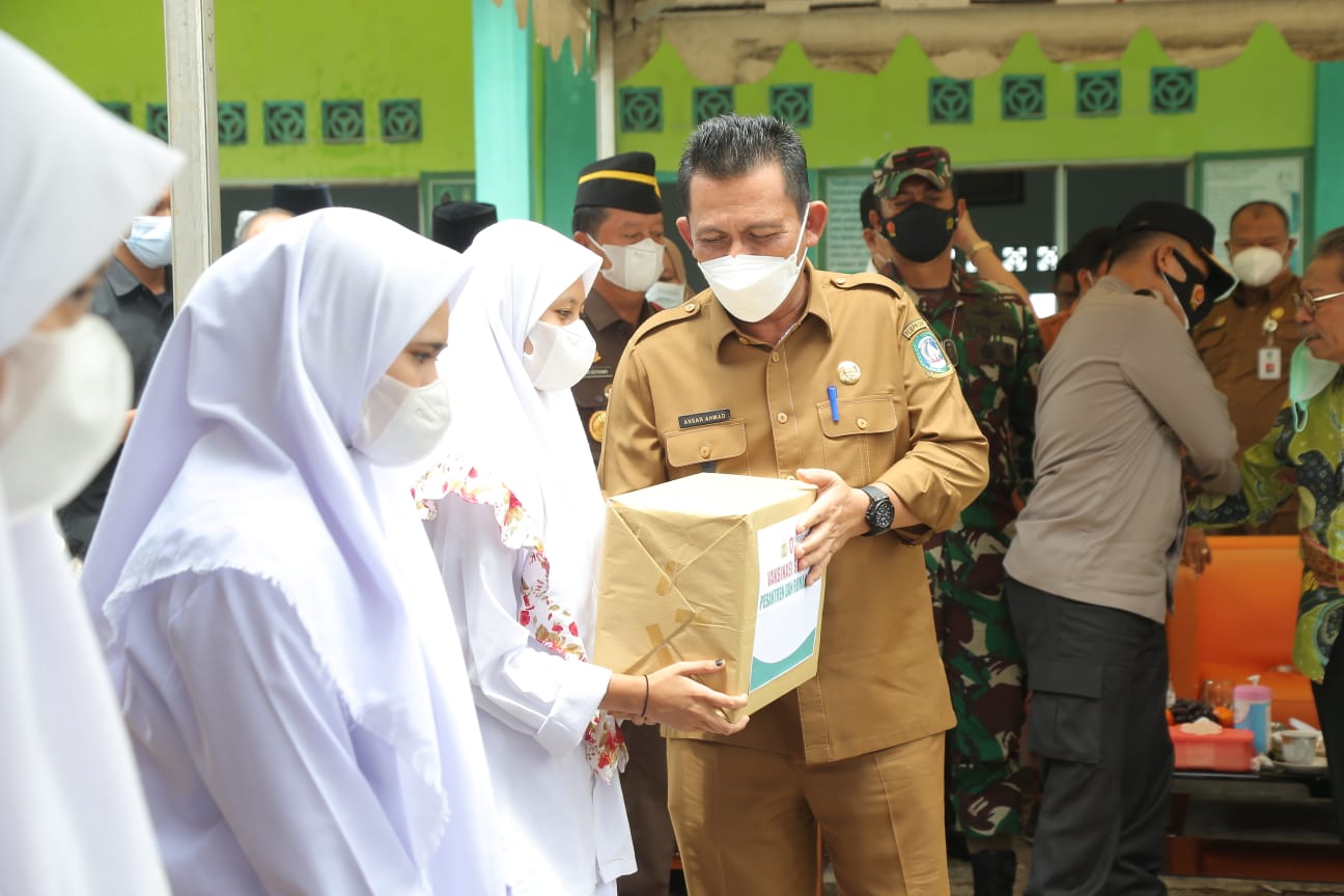 Gubernur Kepri Ansar Ahmad dan Forkompinda Kepri di Pondok Pesantren Ya Husnaya Hidayatul Mubtadi’in, Batam.