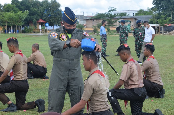 Danlanud Hang Nadim Letkol Pnb Iwan Setiawan menutup Latsar Saka Dirgantara di Lapangan Mako Lanud Hang Nadim, Minggu (12/9/2021).