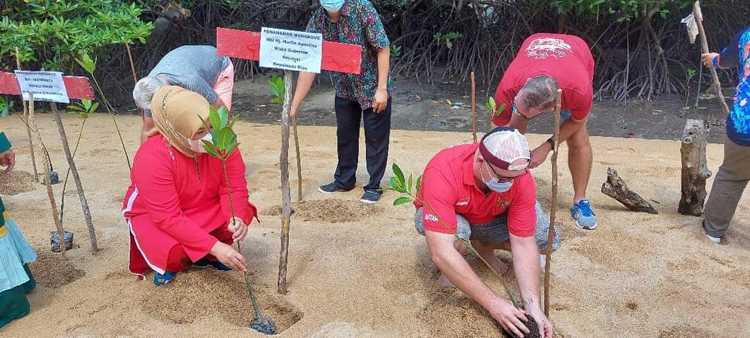 Penanaman pohon mangrove di Ekowisata Pandang Tak Jemu, Kecamatan Nongsa, Sabtu (11/9/2021).