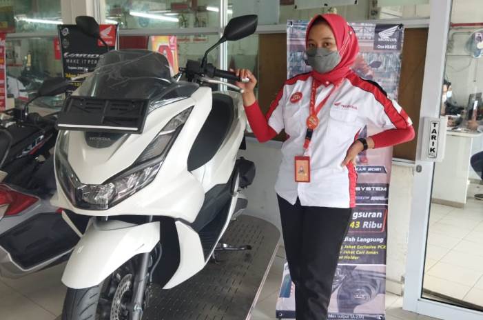 Beli Honda All New PCX 160 gratis satu kali angsuran hingga jaket eksklusif.
