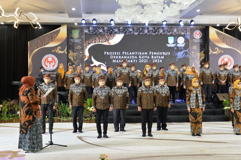 Pengurus Dewan Kerajinan Nasional Daerah (Dekranasda) Kota Batam masa bakti 2021-2024 resmi dilantik Wakil Gubernur Kepri, Marlin Agustina, di Planet Holiday Hotel, Rabu (15/9/2021).