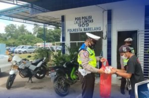 Satlantas Polresta Barelang berbagi berkah dengan membagikan paket makanan kepada masyarakat terdampak PPKM, Kamis (16/9/2021).