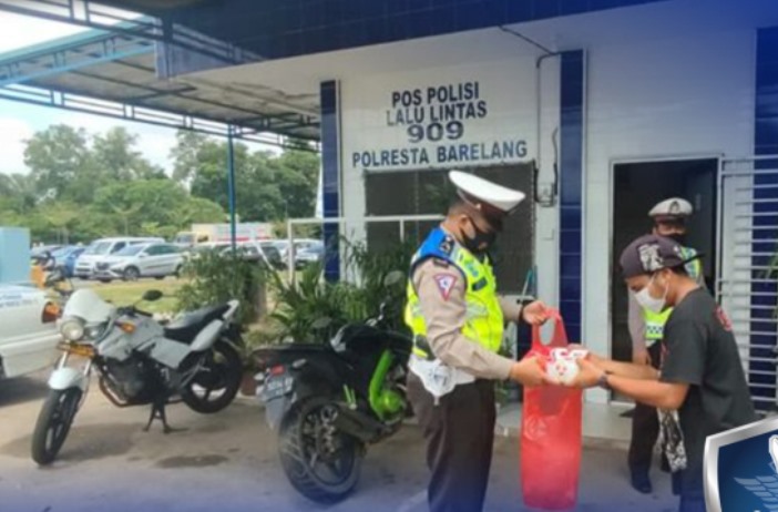 Satlantas Polresta Barelang berbagi berkah dengan membagikan paket makanan kepada masyarakat terdampak PPKM, Kamis (16/9/2021).