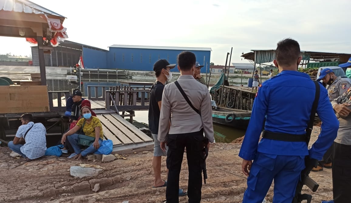 Polairud Polda Kepri mengamankan dua orang dalam sindikat pengiriman benih lobster.