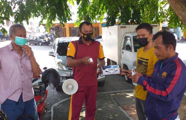 Bhabinkamtibmas Batu Selicin, Polsek Lubuk Baja, melaksanakan mobiling door to door system untuk mengimbau pendisiplinan kepada masyarakat guna untuk mematuhi protokol kesehatan.