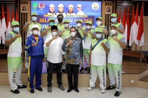 Wakil Wali Kota Batam, Amsakar Achmad, melepas atlet dan pelatih dari Kota Batam yang akan berlaga pada PON XX di Papua pada 2-15 Oktober di Kantor Walikota Batam, Senin (20/9/2021).