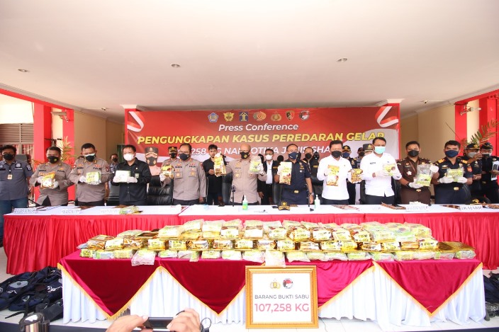 Polresta Barelang menggelar konferensi pers pengungkapan kasus peredaran gelap narkotika jenis sabu seberat 107.258 kilogram (kg).
