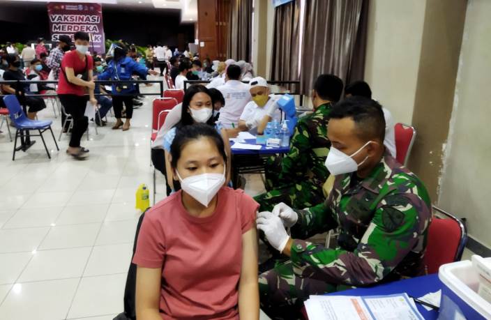 Lanud Hang Nadim melaksanakan serbuan vaksinasi pelajar di Vihara Maha Vihara Duta Maitreya Monastery, Rabu (22/9/2021).