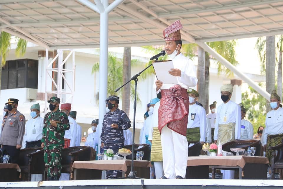 Pemko Batam menggelar upacara dalam rangka memperingati Hari Jadi ke-19 Kepri di Dataran Engku Putri, Jumat (24/9/2021).