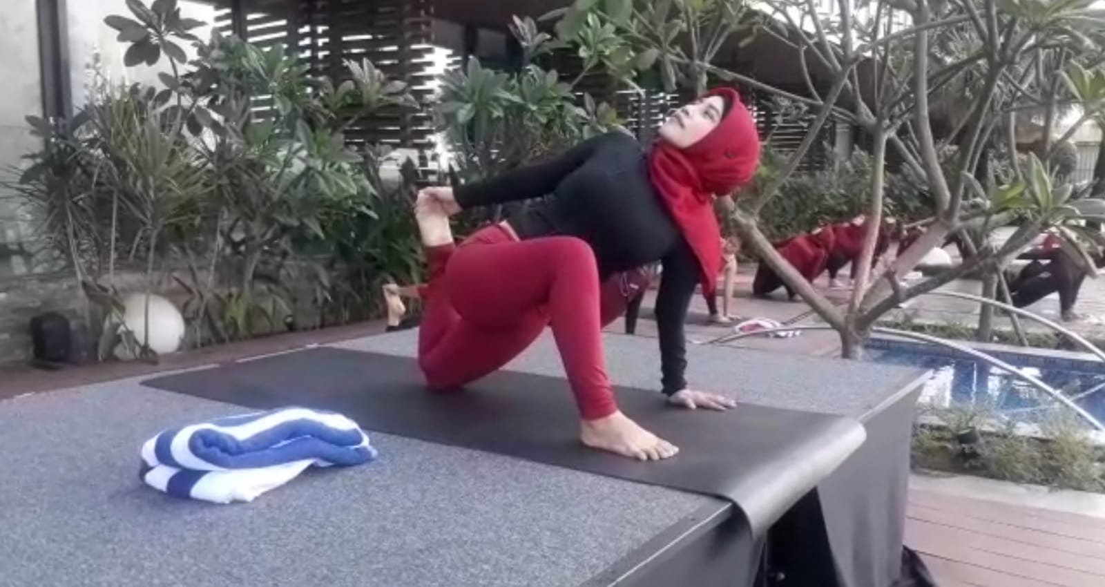 Sun Rising Yoga di halaman Batam Marriott Hotel.