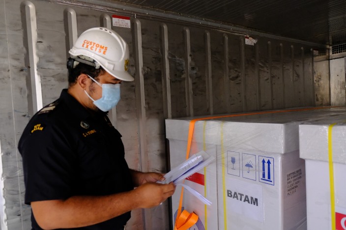 Bea Cukai Batam memberikan pelayanan dan fasilitas pengeluaran barang terhadap importasi vaksin hibah dari Singapura, Rabu (29/9/2021).