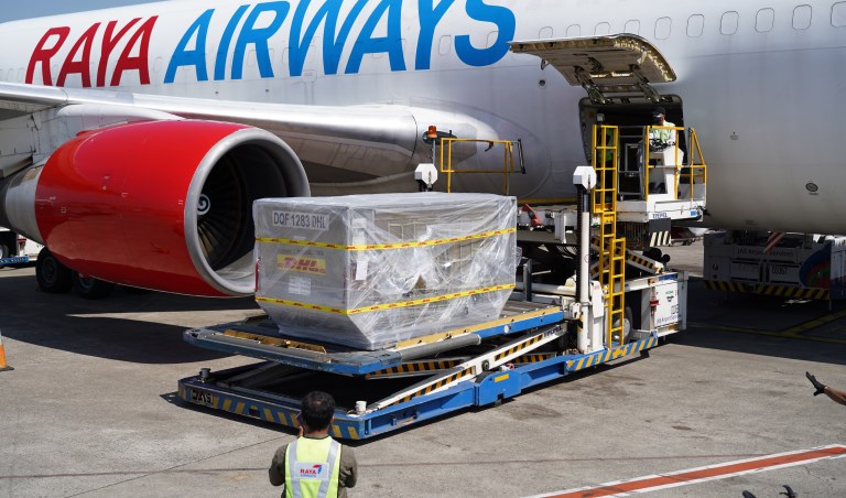 Vaksin AstraZeneca tiba di Bandara Internasional Soekarno-Hatta pada Kamis (16/9/2021) pukul 22.10 WIB.