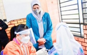 Ketua TP-PKK Kepri Dewi Kumalasari Ansar menyaksikan vaksinasi pelajar di SMKN 1 Bintan Utara, Kamis (2/9/2021).