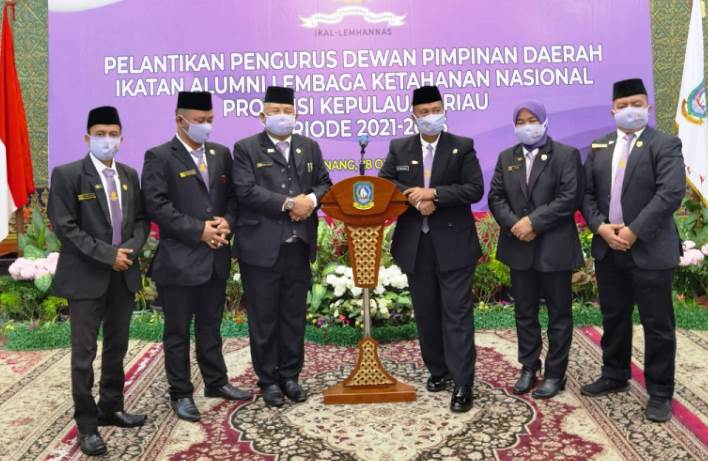Ketua DPD IKAL-Lemhannas Provinsi Kepri, Syamsul Bahrum bersama pengurus menjelang pelantikan Pengurus DPD IKAL-Lemhannas Provinsi Kepri masa bakti 2021-2026 di Gedung Daerah Tanjungpinang, Kamis (28/10/2021).