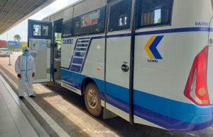 DAMRI mengoperasikan dua unit armada bus dari Bandara Internasional Hang Nadim menuju beberapa hotel karantina yang terdapat di Nagoya.