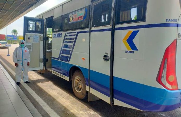 DAMRI mengoperasikan dua unit armada bus dari Bandara Internasional Hang Nadim menuju beberapa hotel karantina yang terdapat di Nagoya.