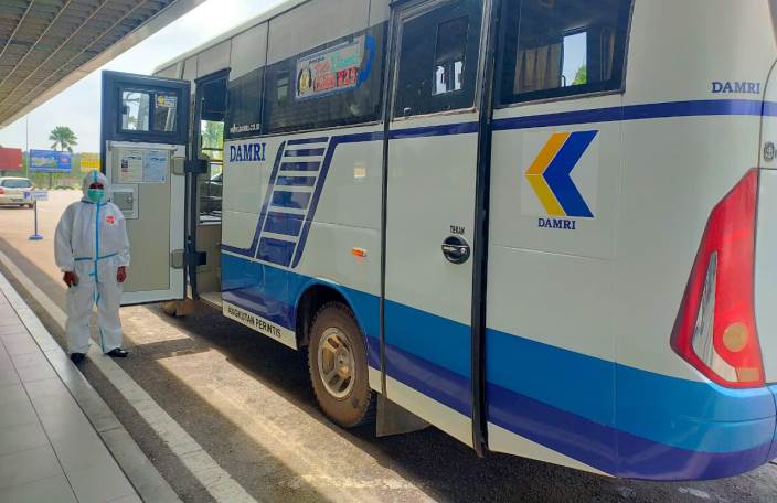 DAMRI mengoperasikan dua unit armada bus dari Bandara Internasional Hang Nadim menuju beberapa hotel karantina yang terdapat di Nagoya.
