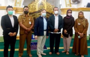 Kepala Dinas Pariwisata Kepri, Buralimar bersama Konsul Amerika Serikat Wilayah Sumatera, Gordon S. Church di Pulau Penyengat.