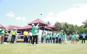 Gubernur Kepri Ansar Ahmad dan Ketua Persatuan Golf Indonesia (PGI) Kepri Isdianto bersama-sama membuka Nongsa Cup Golf Tournament 2021 ke-16 tahun.