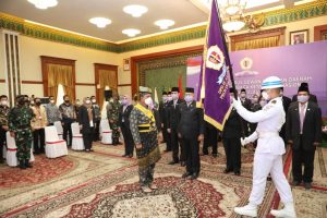 Gubernur Kepri Ansar Ahmad menyerahkan bendera pataka atas nama Ketua Umum DPP IKAL-Lemhannas kepada Ketua DPD IKAL-Lemhannas Provinsi Kepri, Syamsul Bahrum pada pelantikan Pengurus DPD IKAL-Lemhannas Provinsi Kepri masa bakti 2021-2026 di Gedung Daerah Tanjungpinang, Kamis (28/10/2021).