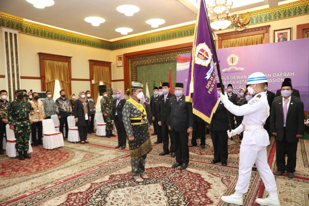 Gubernur Kepri Ansar Ahmad menyerahkan bendera pataka atas nama Ketua Umum DPP IKAL-Lemhannas kepada Ketua DPD IKAL-Lemhannas Provinsi Kepri, Syamsul Bahrum pada pelantikan Pengurus DPD IKAL-Lemhannas Provinsi Kepri masa bakti 2021-2026 di Gedung Daerah Tanjungpinang, Kamis (28/10/2021).