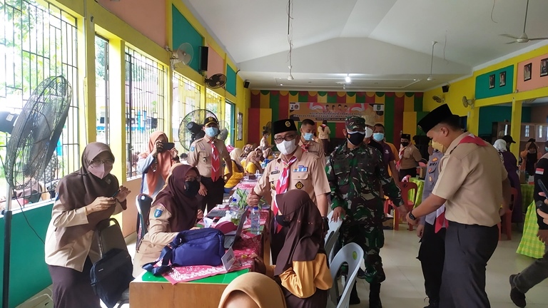 Sekretaris Daerah (Sekda) Kota Batam, Jefridin Hamid meninjau vaksinasi di SMP Negeri 09 Batam, Sabtu (30/10/2021).