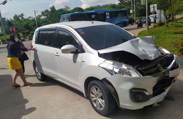 Kecelakaan di flyover Batam antara Yamaha NMax dan Suzuki Ertiga.