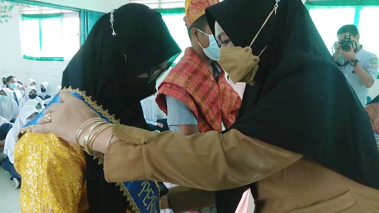 Kepala Sekolah Penggerak SMPN 28 Batam, Boedi Kristijorini SS, M.Si, menyematkan selendang kepada Tiga Duta Anti Perundungan Perwakilan Kelas 7, 8 dan Kelas 9 pada Senin (25/10)./F_gokepri goes to school