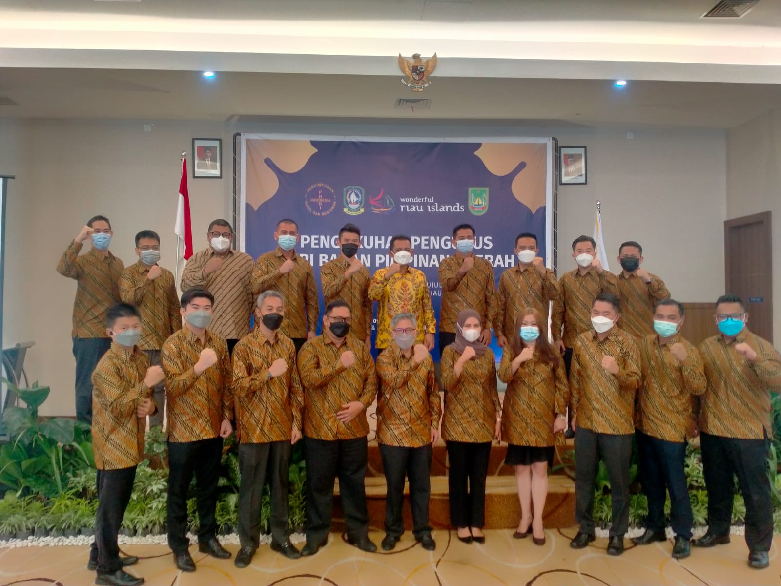 Ketua PHRI BPD Kepri Jimmi Ho bersama para pengurus PHRI BPD Kepri periode 2021-2026