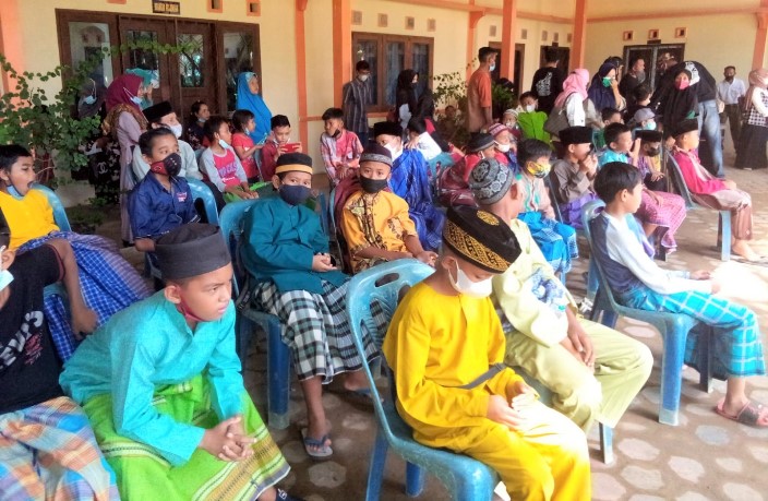 Puluhan anak di Tanjungpinang mengikuti sunatan massal yang digelar Laskar Melayu Serumpun Tanjungpinang, Minggu (31/10/2021).