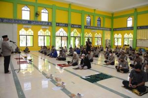 Wakapolda Kepri Brigjen Pol Darmawan beserta personel memperingati Maulid Nabi Muhammad SAW di Masjid Al-Halim Polda Kepri, Kamis (21/10/2021).