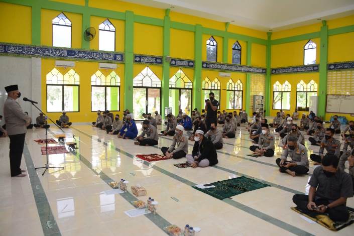 Wakapolda Kepri Brigjen Pol Darmawan beserta personel memperingati Maulid Nabi Muhammad SAW di Masjid Al-Halim Polda Kepri, Kamis (21/10/2021).