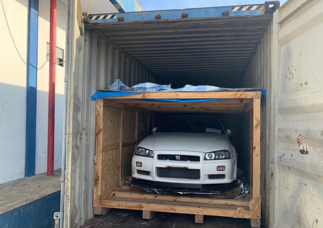 Nissan GT R Batam masih berada di dalam kontainer Bea dan Cukai Batam.