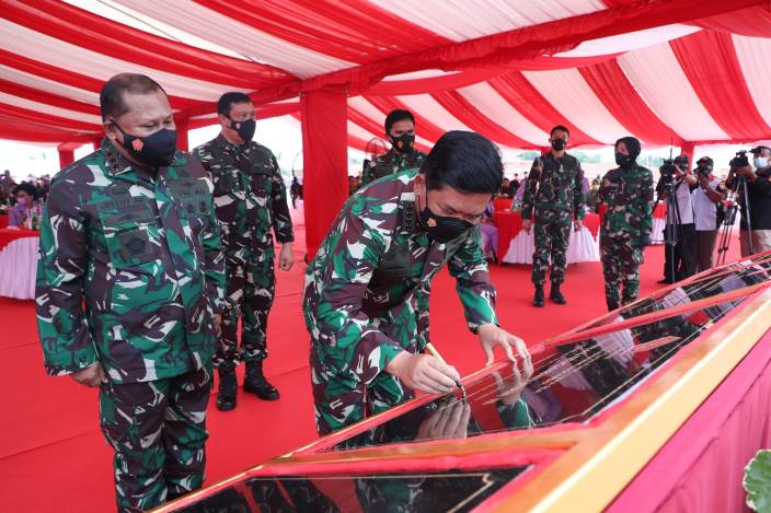 Panglima TNI Marsekal TNI Hadi Tjahjanto meresmikan Monumen Tri Matra