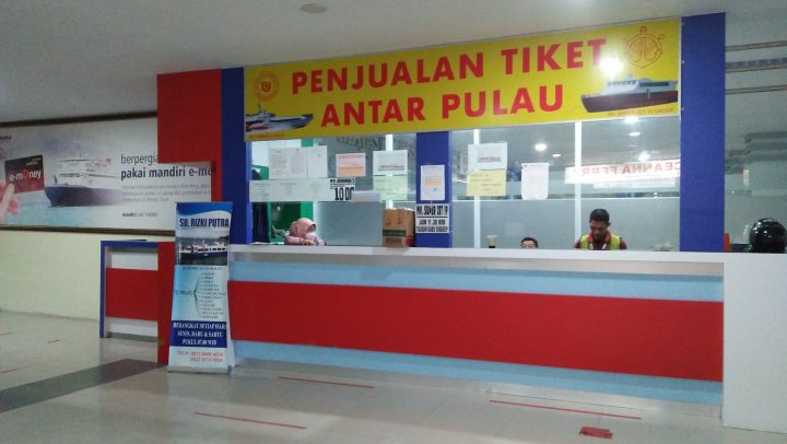 Salah satu sudut di Pelabuhan Sri Bintan Pura Tanjungpinang, konter penjualan tiket kapal antar pulau.