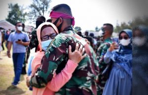 Tangis haru kegembiraan para prajurit muda TNI AL dan orangtua berserta keluarga mewarnai kegiatan di Lapangan Hang Tuah, Tanjunguban, Bintan, Selasa (26/10/2021). Tangis haru kegembiraan para prajurit muda TNI AL dan orangtua berserta keluarga mewarnai kegiatan di Lapangan Hang Tuah, Tanjunguban, Bintan, Selasa (26/10/2021).