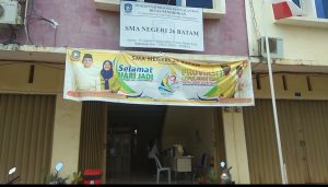 Ruang kepala sekolah dan majelis guru yang masih menyewa di ruko Botania 1./F_ gokepri.com